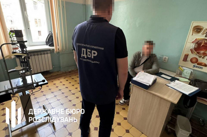 У Чернівцях затримали голову ВЛК, який за 10 тисяч доларів оформлював чоловікам непридатність до служби У Чернівцях затримали голову ВЛК, який за 10 тисяч доларів оформлював чоловікам непридатність до служби