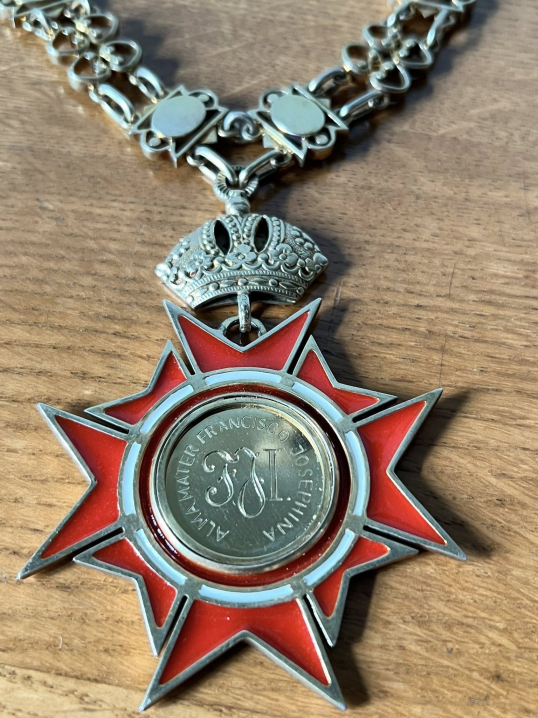 У ЧНУ віднайшли золотий ланцюг ректора, який вважався втраченим