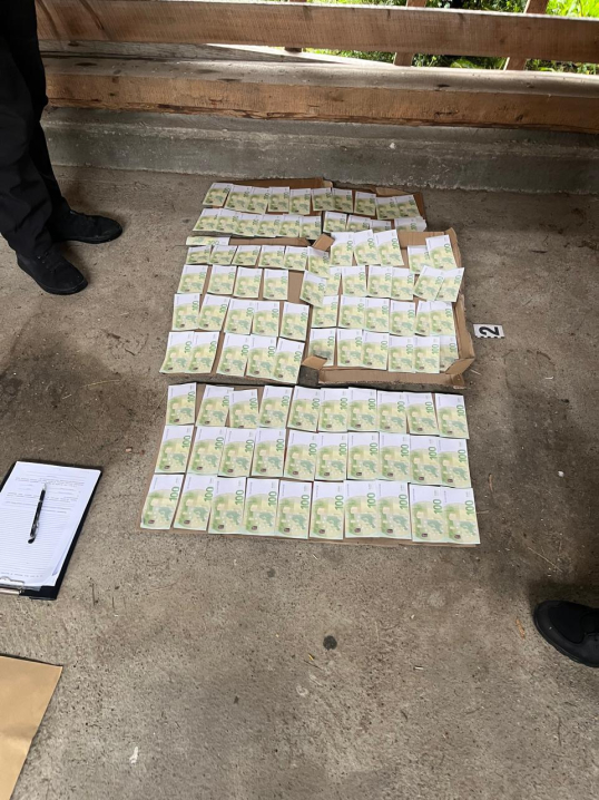 На Буковині затримали чоловіка, який за 8,5 тис. євро хотів переправити іншого за кордон На Буковині затримали чоловіка, який за 8,5 тис. євро хотів переправити іншого за кордон