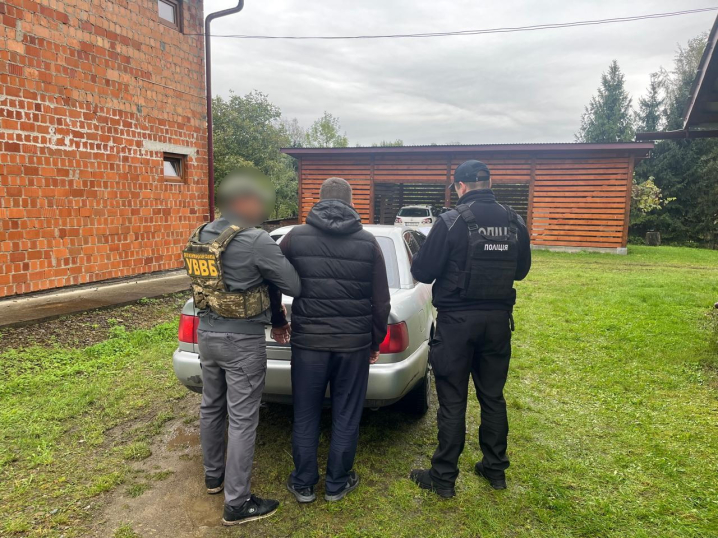 На Буковині затримали чоловіка, який за 8,5 тис. євро хотів переправити іншого за кордон На Буковині затримали чоловіка, який за 8,5 тис. євро хотів переправити іншого за кордон