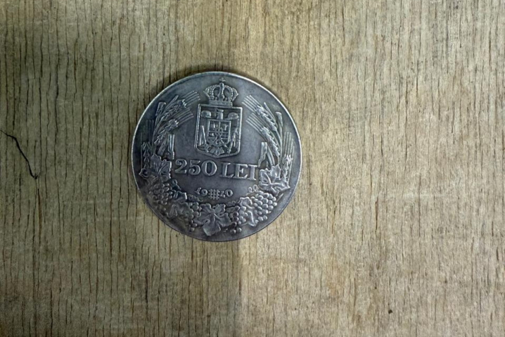 На кордоні Буковини з Румунією прикордонники вилучили колекцією старовинних монет На кордоні Буковини з Румунією прикордонники вилучили колекцією старовинних монет