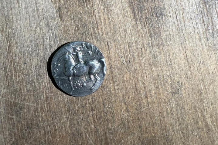 На кордоні Буковини з Румунією прикордонники вилучили колекцією старовинних монет На кордоні Буковини з Румунією прикордонники вилучили колекцією старовинних монет