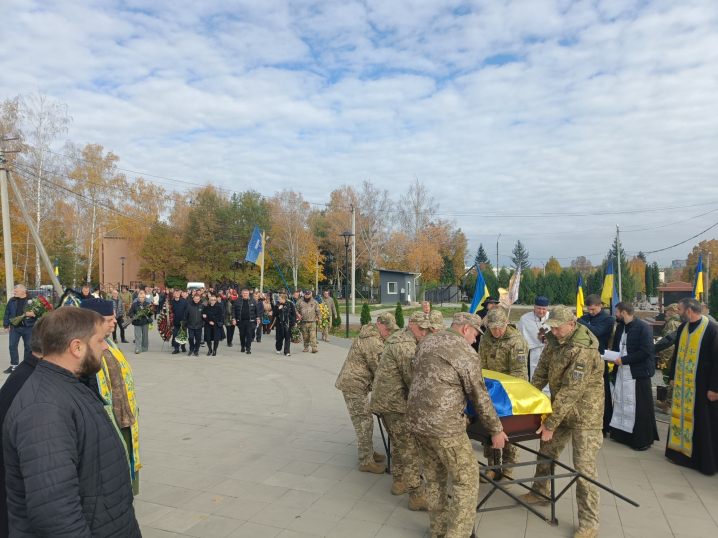 У Чернівцях поховали військового Ігоря Роя, який загинув у війні з Росією У Чернівцях поховали військового Ігоря Роя, який загинув у війні з Росією