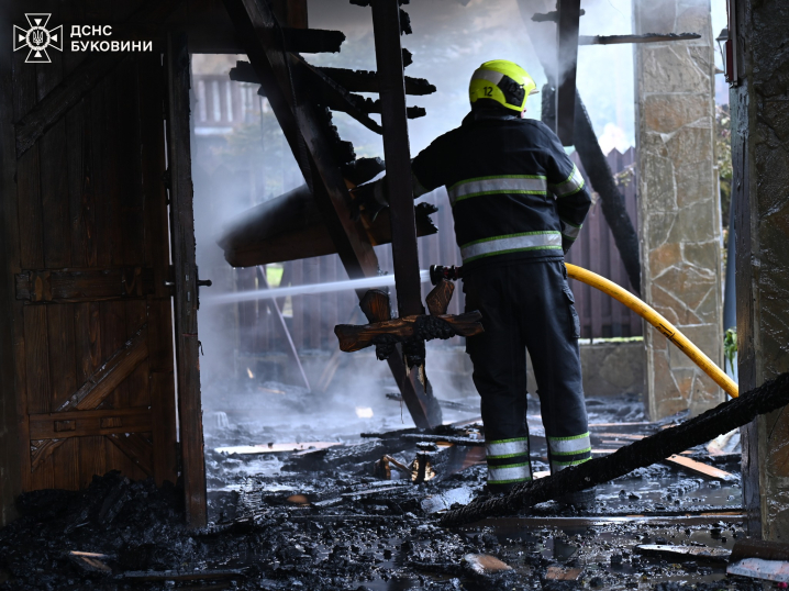 Пожежа на базі відпочинку в селі Мигове: будинок спалахнув вночі Пожежа на базі відпочинку в селі Мигове: будинок спалахнув вночі