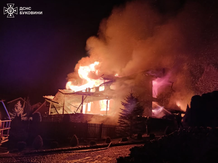 Пожежа на базі відпочинку в селі Мигове: будинок спалахнув вночі Пожежа на базі відпочинку в селі Мигове: будинок спалахнув вночі