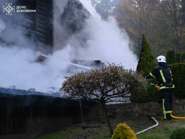 Пожежа на базі відпочинку в селі Мигове: будинок спалахнув вночі Пожежа на базі відпочинку в селі Мигове: будинок спалахнув вночі