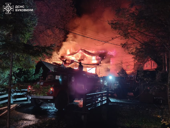 Пожежа на базі відпочинку в селі Мигове: будинок спалахнув вночі Пожежа на базі відпочинку в селі Мигове: будинок спалахнув вночі