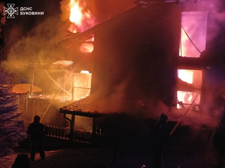 Пожежа на базі відпочинку в селі Мигове: будинок спалахнув вночі Пожежа на базі відпочинку в селі Мигове: будинок спалахнув вночі