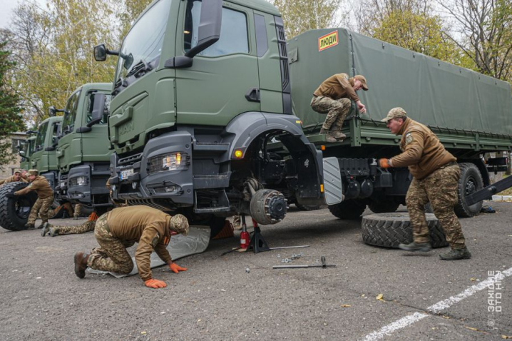 Без них не рушить фронт: на Буковині провели турнір серед військових водіїв Без них не рушить фронт: на Буковині провели турнір серед військових водіїв