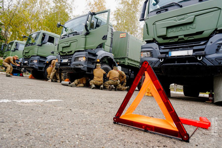 Без них не рушить фронт: на Буковині провели турнір серед військових водіїв Без них не рушить фронт: на Буковині провели турнір серед військових водіїв