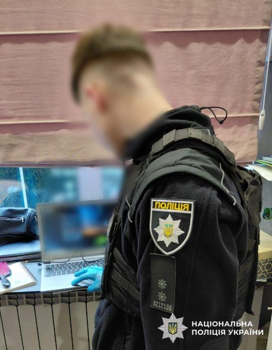 Поліція затримала 23-річного буковинця, який за 10 тисяч доларів продавав маршрут з перетину кордону Поліція затримала 23-річного буковинця, який за 10 тисяч доларів продавав маршрут з перетину кордону