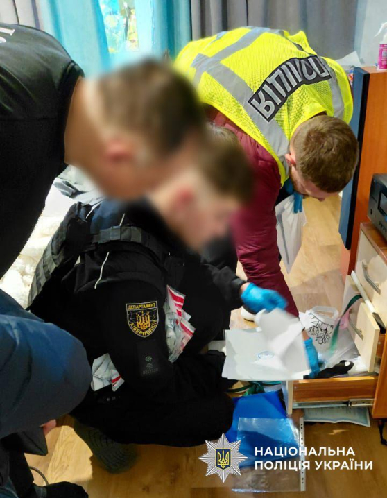 Поліція затримала 23-річного буковинця, який за 10 тисяч доларів продавав маршрут з перетину кордону Поліція затримала 23-річного буковинця, який за 10 тисяч доларів продавав маршрут з перетину кордону