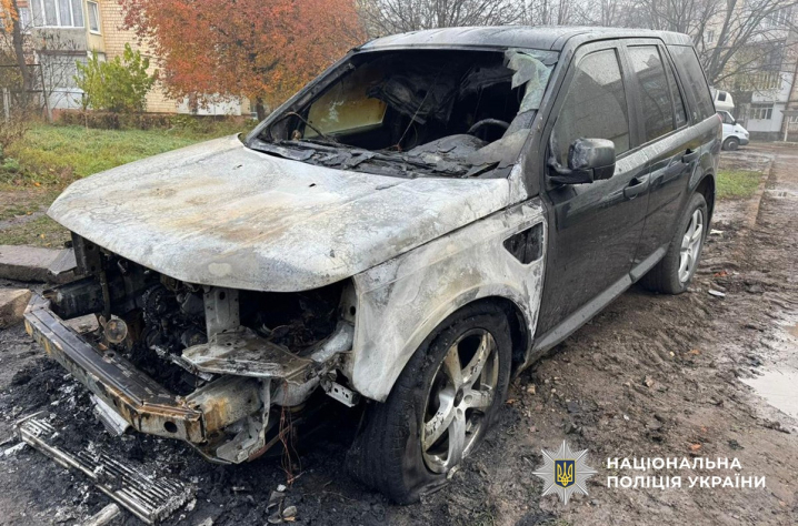 У Чернівцях затримали двох людей, які підпалили автівку вартістю 560 тис. грн У Чернівцях затримали двох людей, які підпалили автівку вартістю 560 тис. грн