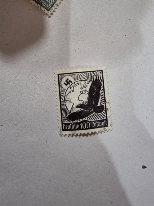 На кордоні з Польщею вилучили 14 тис. марок із Гітлером та нацистською символікою