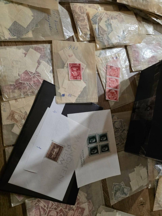 На кордоні з Польщею вилучили 14 тис. марок із Гітлером та нацистською символікою