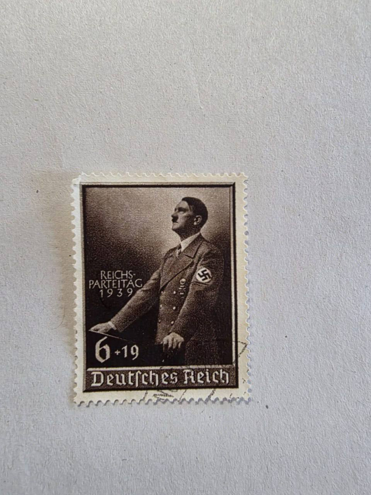 На кордоні з Польщею вилучили 14 тис. марок із Гітлером та нацистською символікою