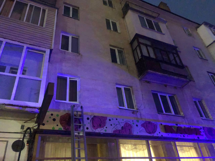 На Головній дитина вилізла з вікна багатоповерхівки і не змогла залізти назад