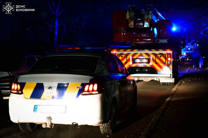 У Чернівцях спалахнула квартира у багатоповерхівці: рятувальники евакуювали 29 людей У Чернівцях спалахнула квартира у багатоповерхівці: рятувальники евакуювали 29 людей