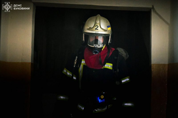 У Чернівцях спалахнула квартира у багатоповерхівці: рятувальники евакуювали 29 людей У Чернівцях спалахнула квартира у багатоповерхівці: рятувальники евакуювали 29 людей