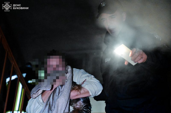 У Чернівцях спалахнула квартира у багатоповерхівці: рятувальники евакуювали 29 людей У Чернівцях спалахнула квартира у багатоповерхівці: рятувальники евакуювали 29 людей
