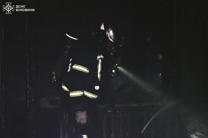 У Чернівцях спалахнула квартира у багатоповерхівці: рятувальники евакуювали 29 людей У Чернівцях спалахнула квартира у багатоповерхівці: рятувальники евакуювали 29 людей