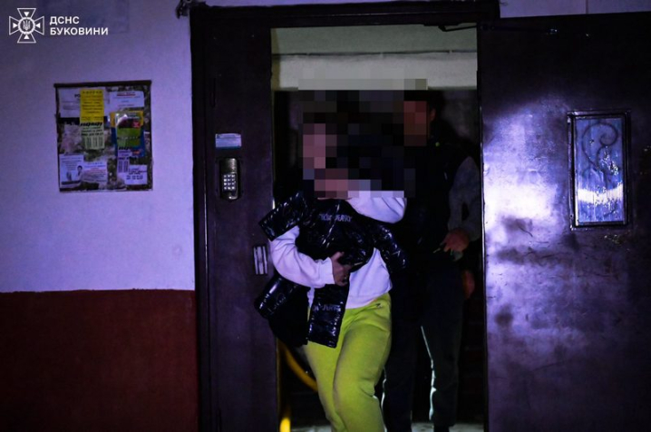 У Чернівцях спалахнула квартира у багатоповерхівці: рятувальники евакуювали 29 людей У Чернівцях спалахнула квартира у багатоповерхівці: рятувальники евакуювали 29 людей