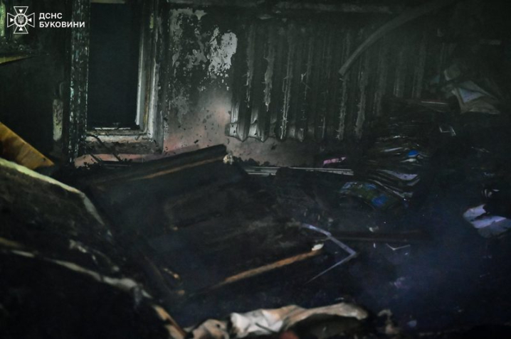 У Чернівцях спалахнула квартира у багатоповерхівці: рятувальники евакуювали 29 людей У Чернівцях спалахнула квартира у багатоповерхівці: рятувальники евакуювали 29 людей