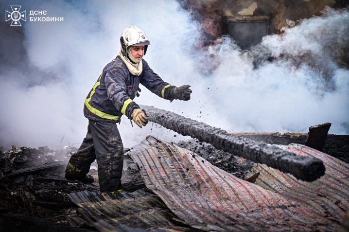У Валяві згорів житловий будинок: сім’я залишилася без оселі У Валяві згорів житловий будинок: сім’я залишилася без оселі