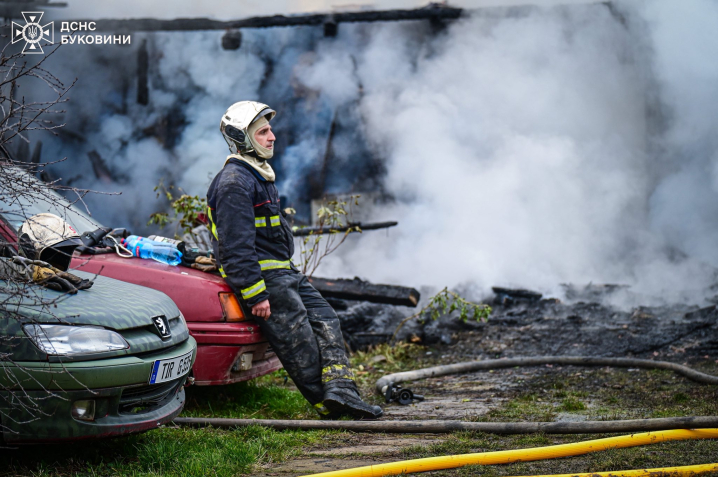 У Валяві згорів житловий будинок: сім’я залишилася без оселі У Валяві згорів житловий будинок: сім’я залишилася без оселі