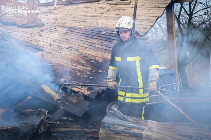 У Валяві згорів житловий будинок: сім’я залишилася без оселі У Валяві згорів житловий будинок: сім’я залишилася без оселі