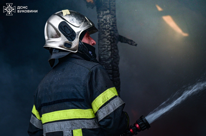 У Валяві згорів житловий будинок: сім’я залишилася без оселі У Валяві згорів житловий будинок: сім’я залишилася без оселі