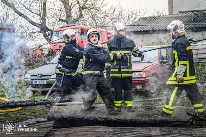 У Валяві згорів житловий будинок: сім’я залишилася без оселі У Валяві згорів житловий будинок: сім’я залишилася без оселі