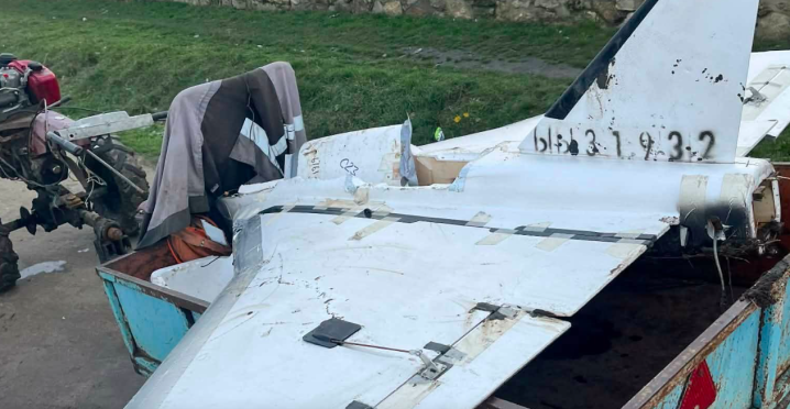 Житель Молдови знайшов у полі російський дрон і вивіз його додому на мотоблоці