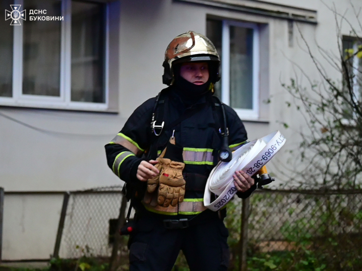 Чернівчанка врятувала багатоповерхівку від пожежі. Вчасно викликала надзвичайників Чернівчанка врятувала багатоповерхівку від пожежі. Вчасно викликала надзвичайників