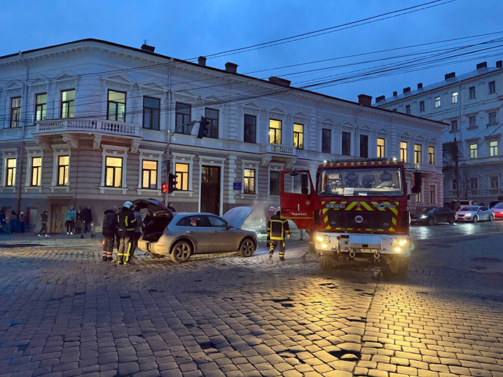 Біля Собору у Чернівцях задимівся легковик. Викликали рятувальників Біля Собору у Чернівцях задимівся легковик. Викликали рятувальників