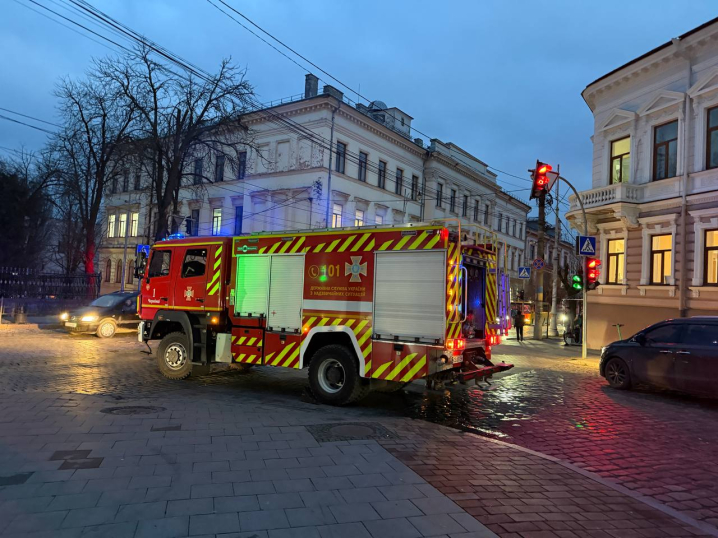 Біля Собору у Чернівцях задимівся легковик. Викликали рятувальників Біля Собору у Чернівцях задимівся легковик. Викликали рятувальників