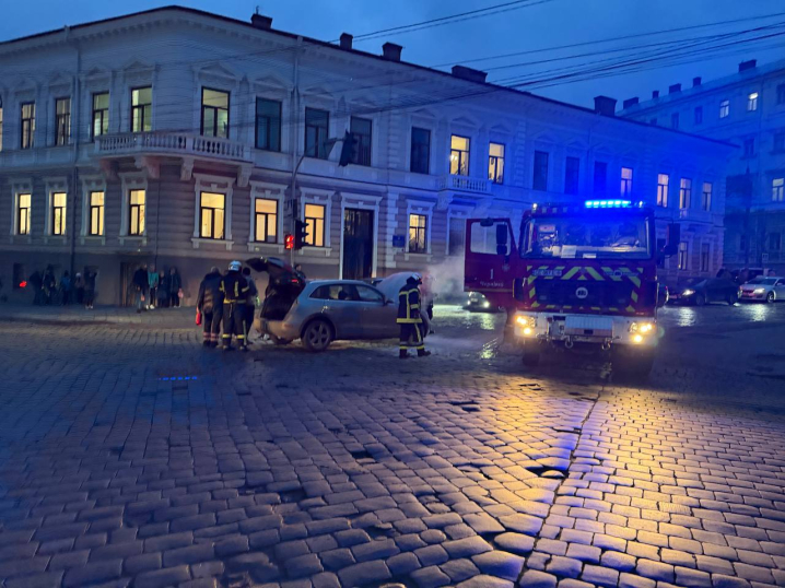 Біля Собору у Чернівцях задимівся легковик. Викликали рятувальників Біля Собору у Чернівцях задимівся легковик. Викликали рятувальників