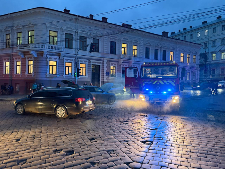 Біля Собору у Чернівцях задимівся легковик. Викликали рятувальників Біля Собору у Чернівцях задимівся легковик. Викликали рятувальників