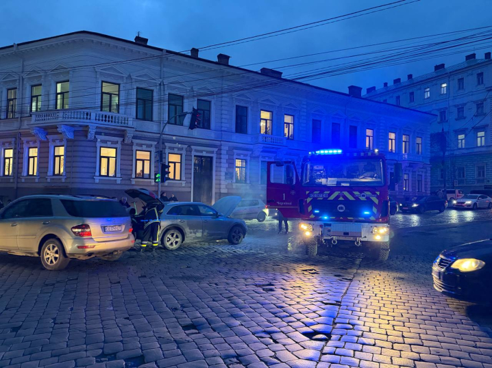 Біля Собору у Чернівцях задимівся легковик. Викликали рятувальників Біля Собору у Чернівцях задимівся легковик. Викликали рятувальників