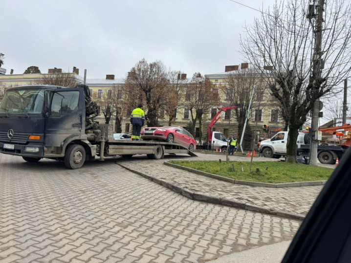 На перехресті Садової та Героїв Майдану автомобіль зніс світлофори
