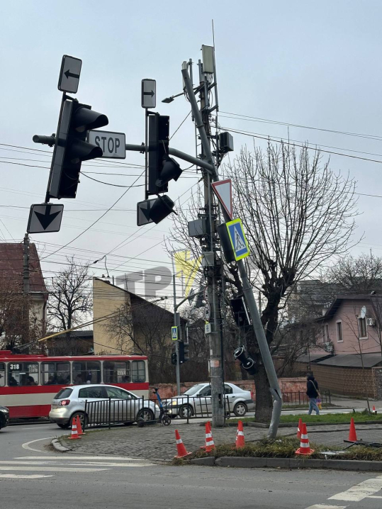 На перехресті Садової та Героїв Майдану автомобіль зніс світлофори