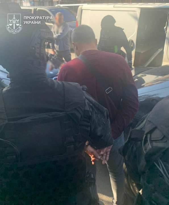 На Буковині поліцейський покривав перевезення контрафактних сигарет