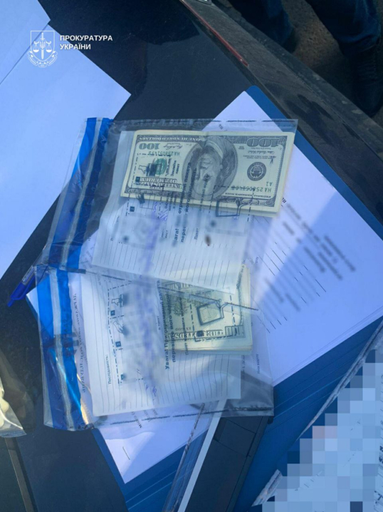 На Буковині поліцейський покривав перевезення контрафактних сигарет