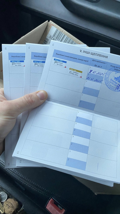 Радіоведучий «Буковинської хвилі» шукає домівки для чотирьох покинутих цуценят