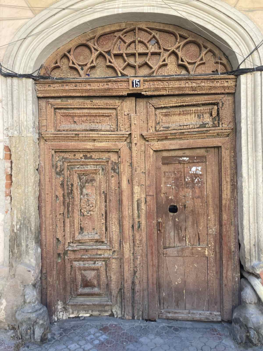 Блакитні, червоні, жовті. Віталій Москалюк про секрети, які ховають старовинні двері у Чернівцях Блакитні, червоні, жовті. Віталій Москалюк про секрети, які ховають старовинні двері у Чернівцях