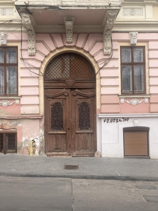 Блакитні, червоні, жовті. Віталій Москалюк про секрети, які ховають старовинні двері у Чернівцях Блакитні, червоні, жовті. Віталій Москалюк про секрети, які ховають старовинні двері у Чернівцях