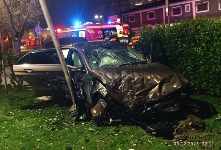 Аварія немов у бойовиках: Mercedes пролетів над перехрестям на великій швидкості Аварія немов у бойовиках: Mercedes пролетів над перехрестям на великій швидкості