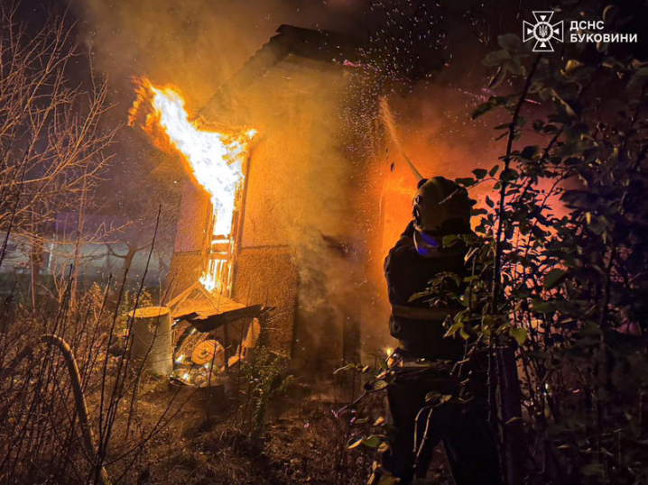 На Кельменеччині вогонь майже повністю знищив житловий будинок