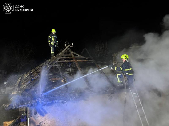 На Кельменеччині вогонь майже повністю знищив житловий будинок