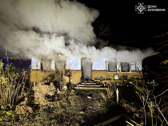 На Кельменеччині вогонь майже повністю знищив житловий будинок